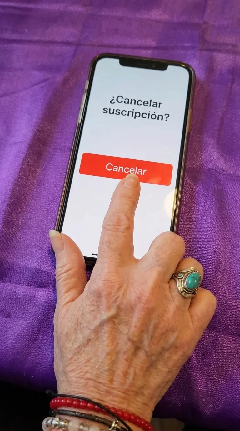 La mano de Alejandra tocando «Cancelar» en el celular