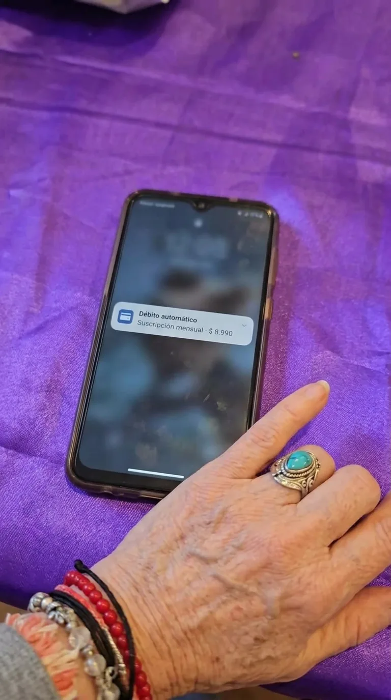 Aviso de débito automático de una suscripción mensual en el celular