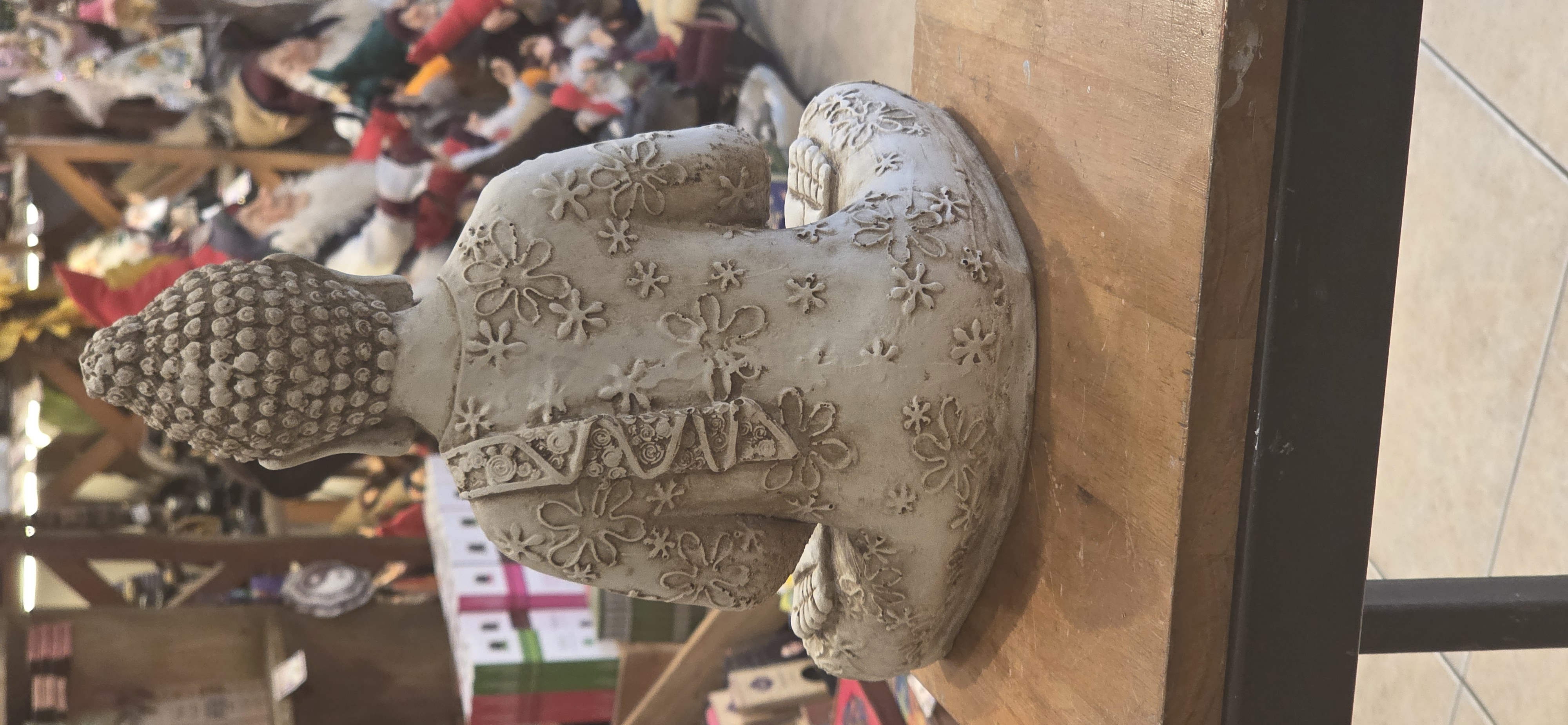 Buda de Resina con Túnica de Flores y Mano Alzada - 2