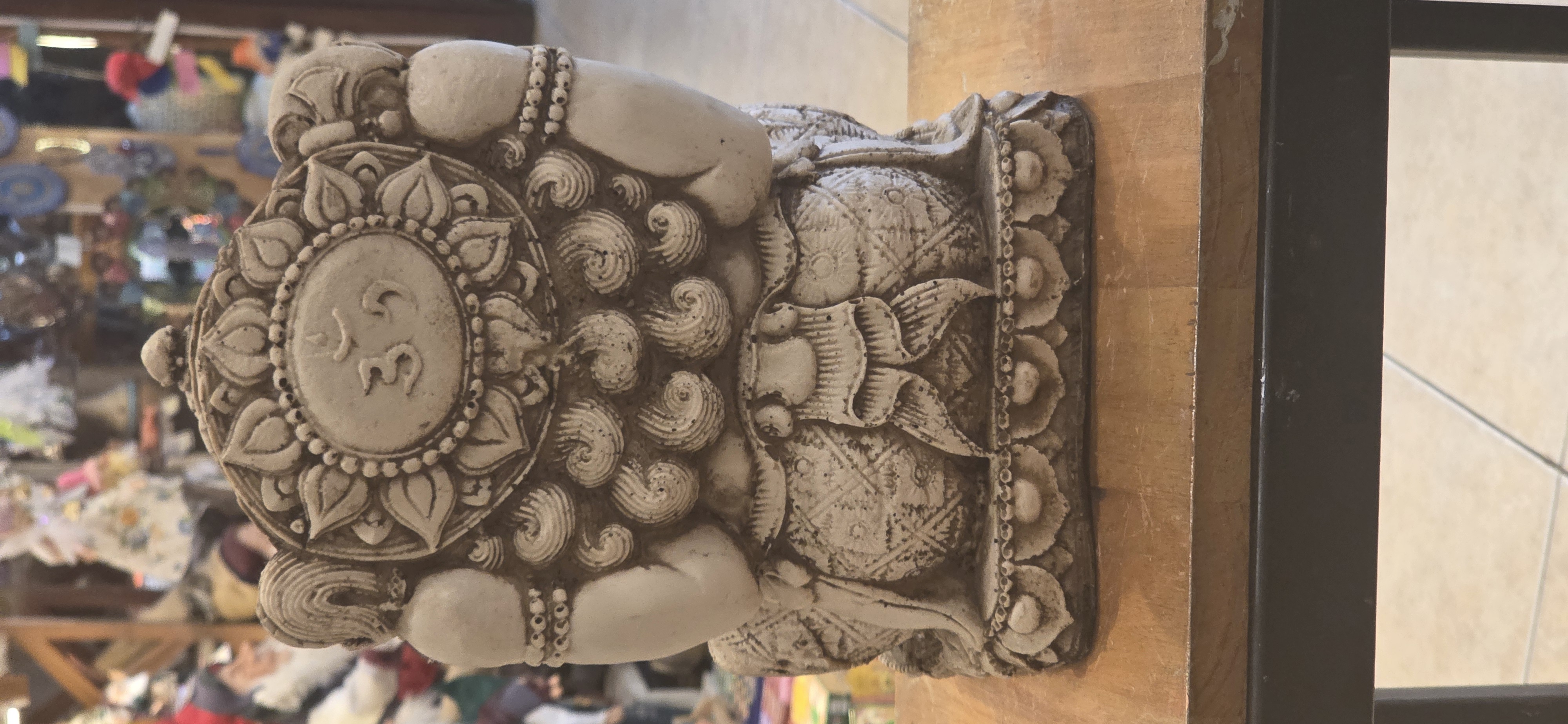Ganesha de Resina Sentado con OM en la Espalda - 2