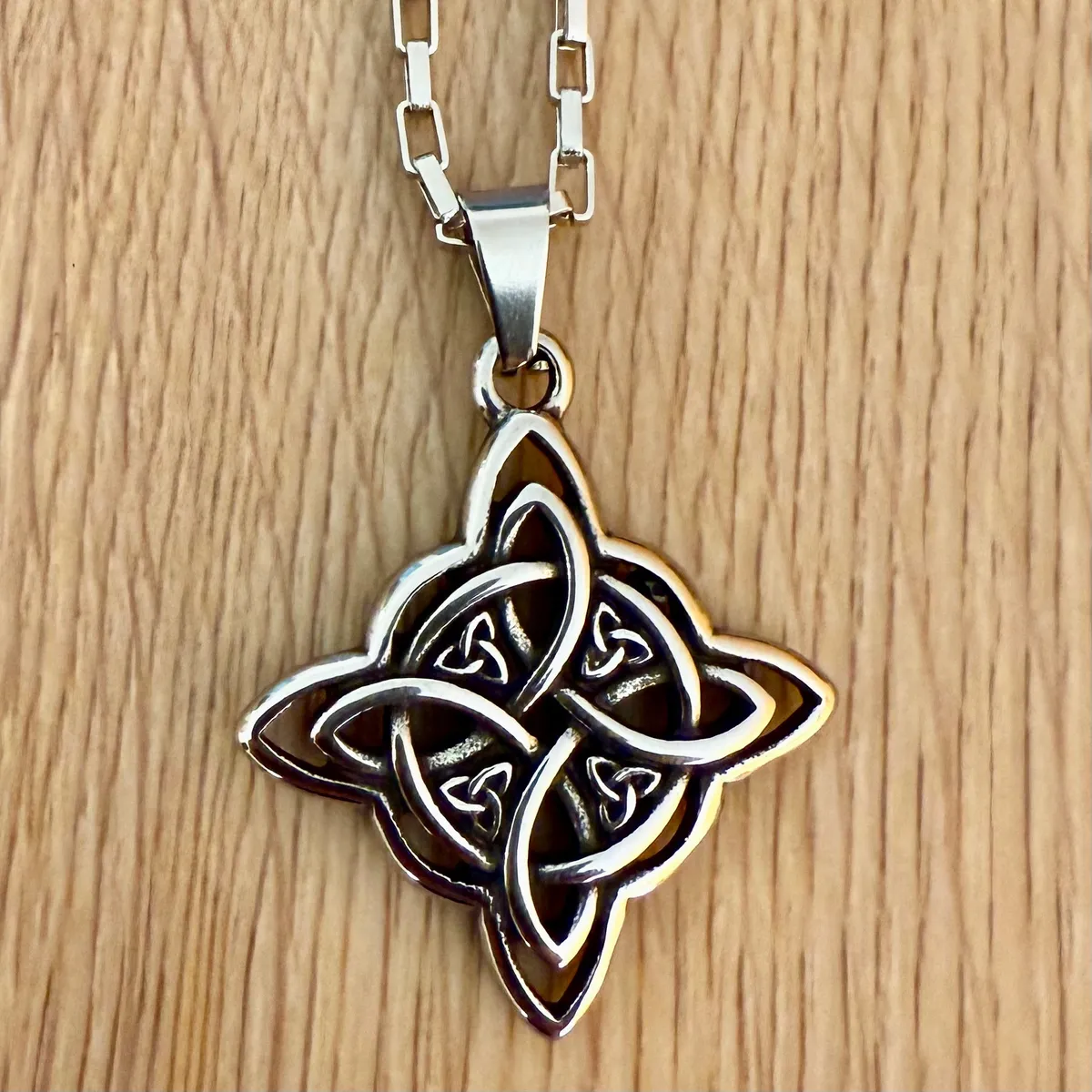 Dije Acero Quirúrgico Nudo De Brujas Con Cadena Plateado