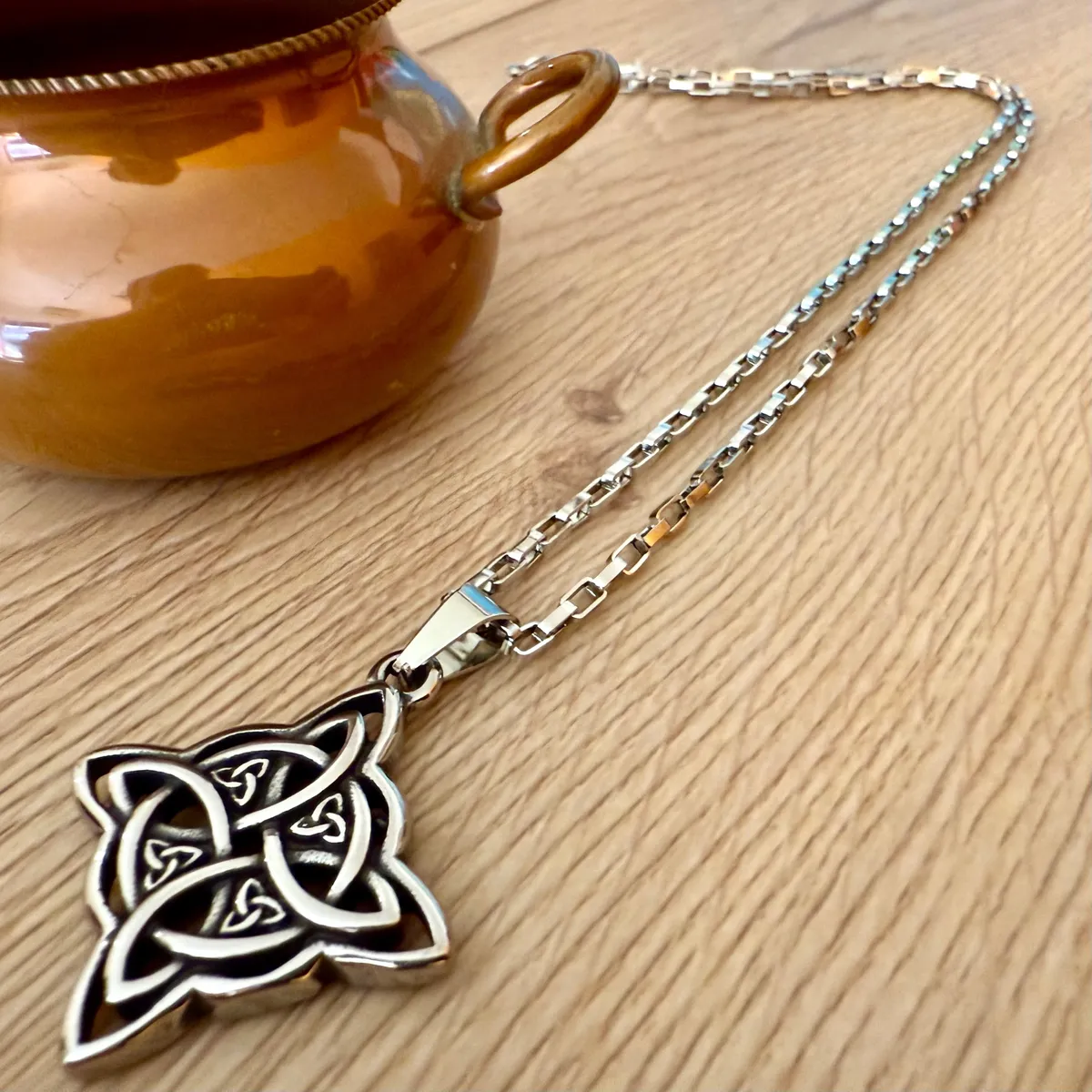 Dije Acero Quirúrgico Nudo De Brujas Con Cadena Plateado - 2